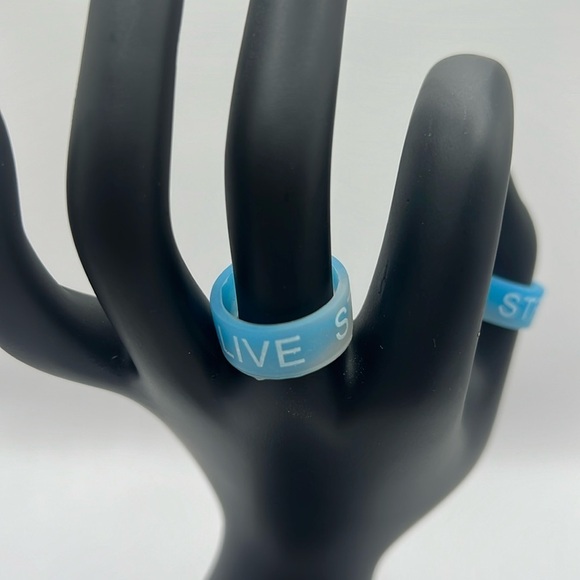 Silicone Ring Set LIVE STRONG Stretch Rings - Picture 3 of 4